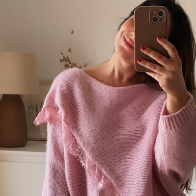 Camisola cor-de-rosa de malha suave com renda, mulher a tirar selfie