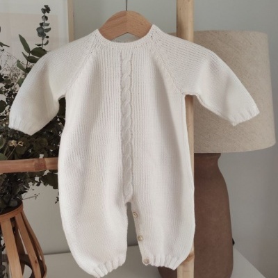 Macacão de bebé branco em malha com padrão trançado