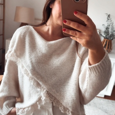 Camisola de malha bege com renda e calças claras em interior