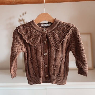 Casaco de criança castanho em malha com botões e gola redonda