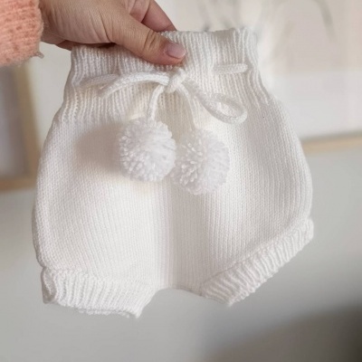 Calções de bebé em malha branca com pompons e cordão