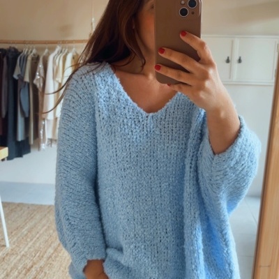 Casaco de malha azul clara com textura felpuda e gola em V