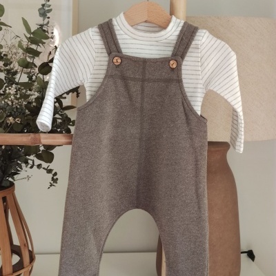 Conjunto infantil com jardineira castanha e camisola branca às riscas