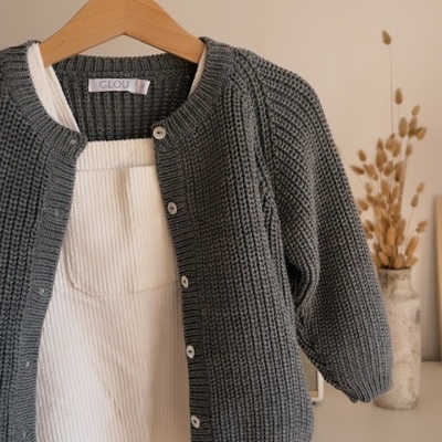 Conjunto infantil camisola malha cinzenta e vestido branco em cabide de madeira