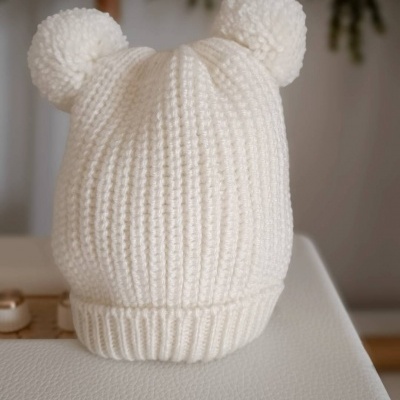 Gorro de malha branco para bebé com pompons em cima