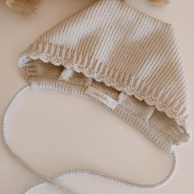 Gorro de malha cinza bebê com cordão e etiqueta 'clear baby'