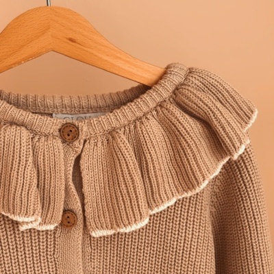 Camisola de malha bege com gola franzida e botões