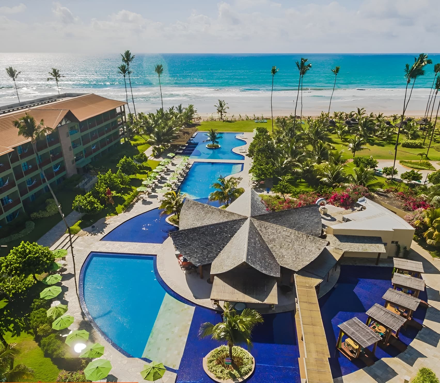 Brasil - Recife e Porto de Galinhas - Paraíso Nordestino (7 Noites - TI) Resort com piscinas, palmeiras e praia ao fundo