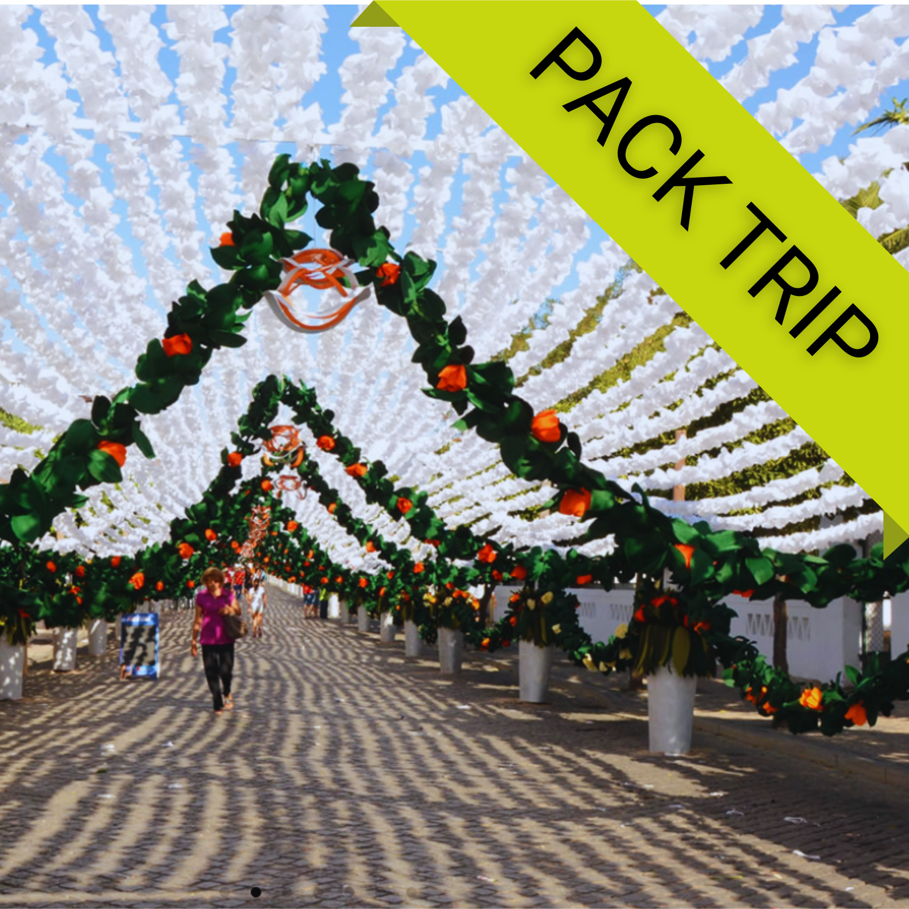 Festas do Povo de Campo Maior 2026 - Pack Hotel + Entrada Rua decorada com arcos verdes e laranja sob faixas brancas e céu azul