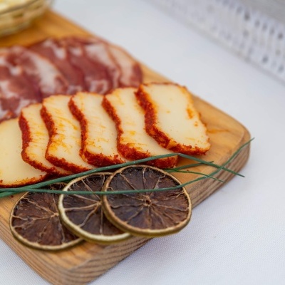 Tábuas de madeira com queijo, carne curada, limão seco e cebolinho