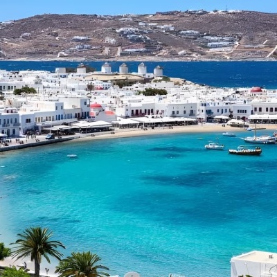 Baía com água azul turquesa e edifícios brancos próximos à praia