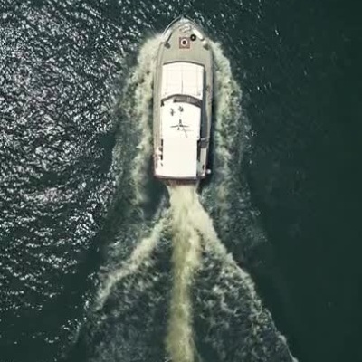 Barco a navegar num rio com paisagens naturais e pessoas a socializar a bordo.
