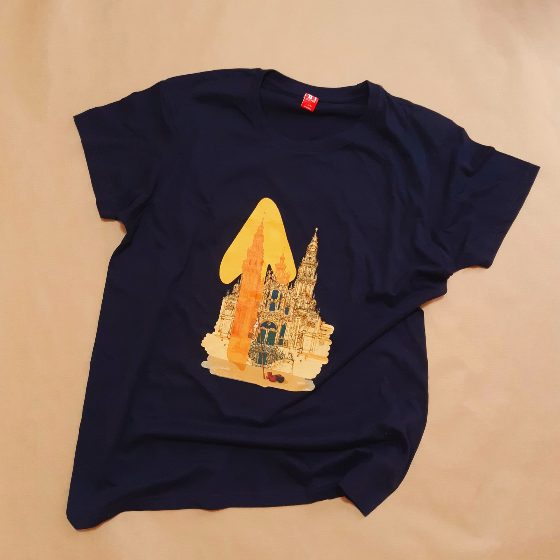 T-shirt azul escuro com estampado de edifício e seta amarela central