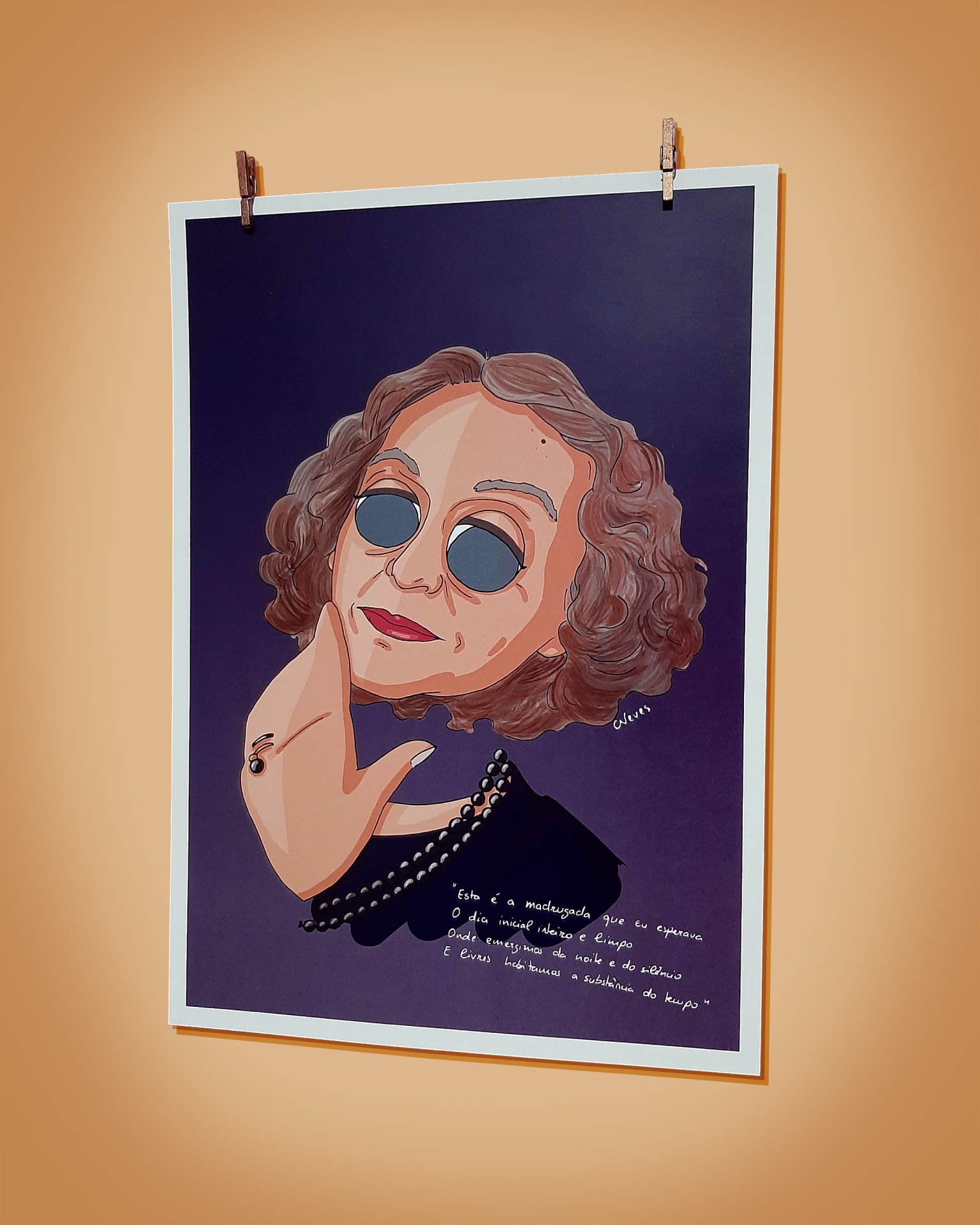 Cartaz ilustrado mulher de óculos e colares pendurado numa parede bege