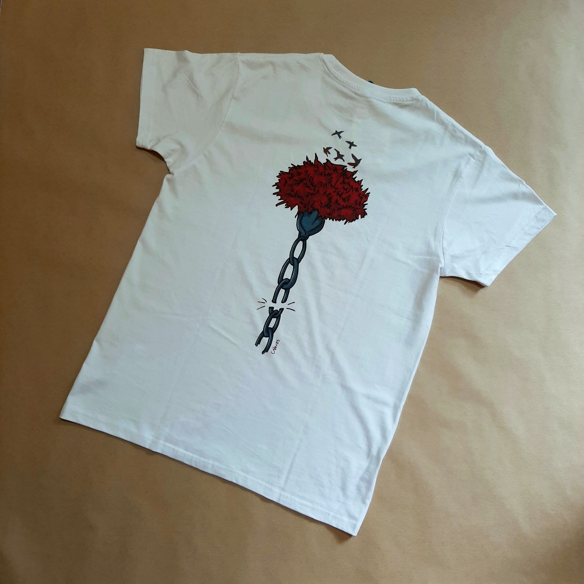 T-shirt branca com estampa colorida de corrente quebrada e flores nas costas