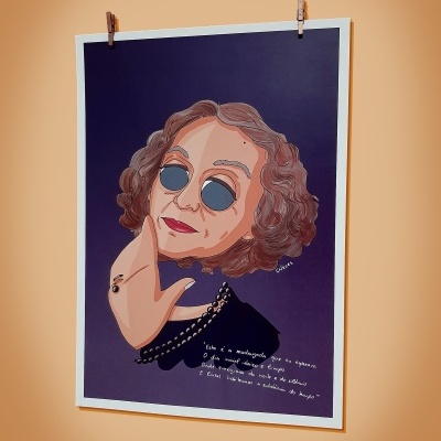 Cartaz ilustrado mulher de óculos e colares pendurado numa parede bege