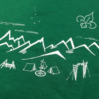 Tecido verde com desenho branco de montanhas, tendas, fogueira e flor-de-lis