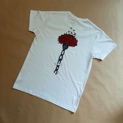T-shirt branca com estampa colorida de corrente quebrada e flores nas costas