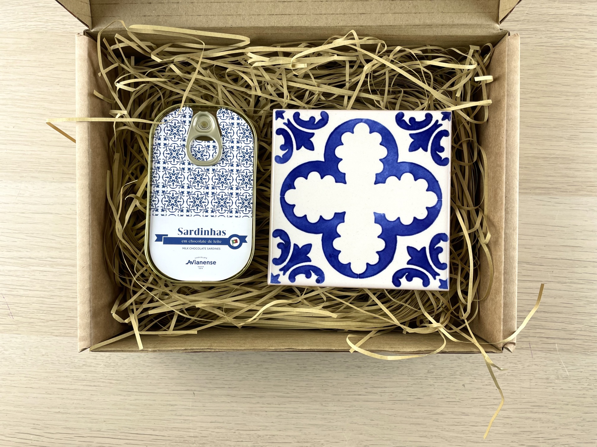 Caixa com lata de sardinhas e caixa decorativa azul e branca