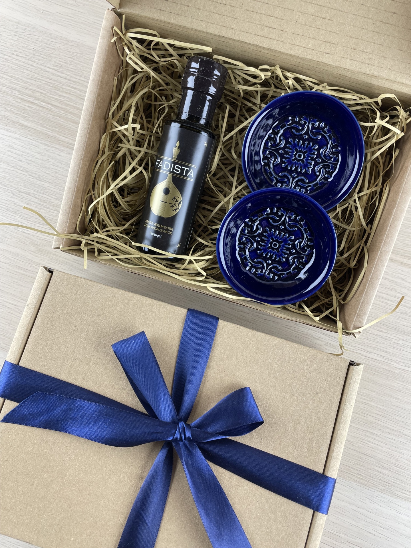 Gift box with bottle of FADISTA olive oil and two blue ceramic dishes with patterns
