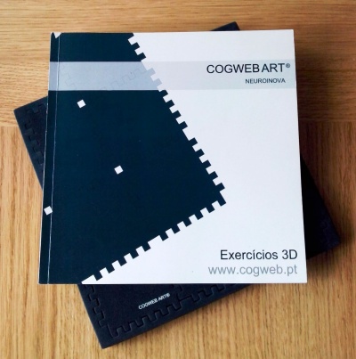 Livro COGWEB ART NEUROINOVA Exercícios 3D com capa preta e branca em cima de base preta texturizada