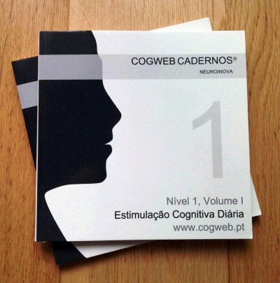 Dois cadernos Cogweb Cadernos com capa branca e preta sobre madeira