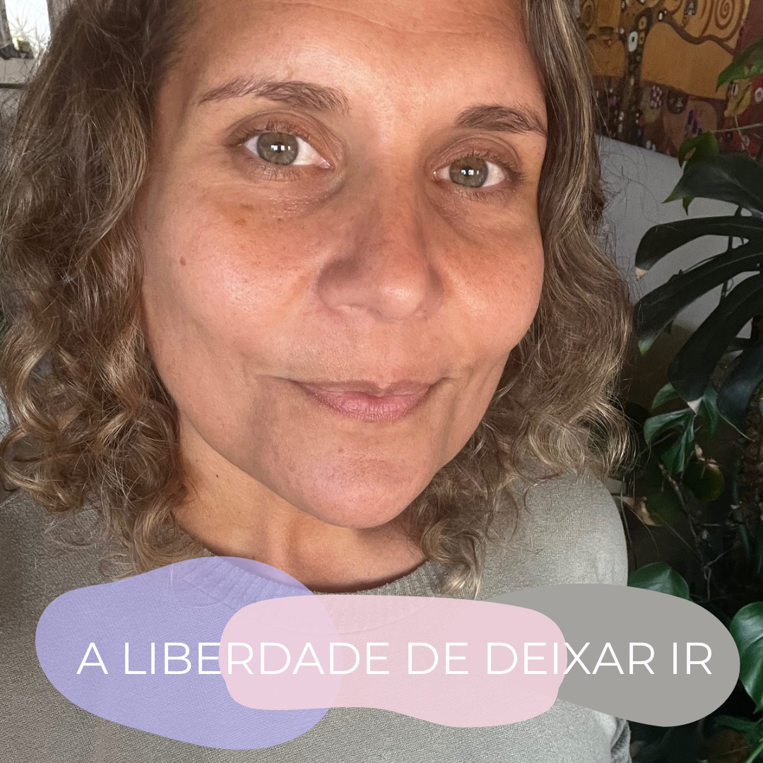 A Liberdade de Deixar ir Mulher com cabelo cacheado e texto 'A LIBERDADE DE DEIXAR IR' expressado em formas coloridas