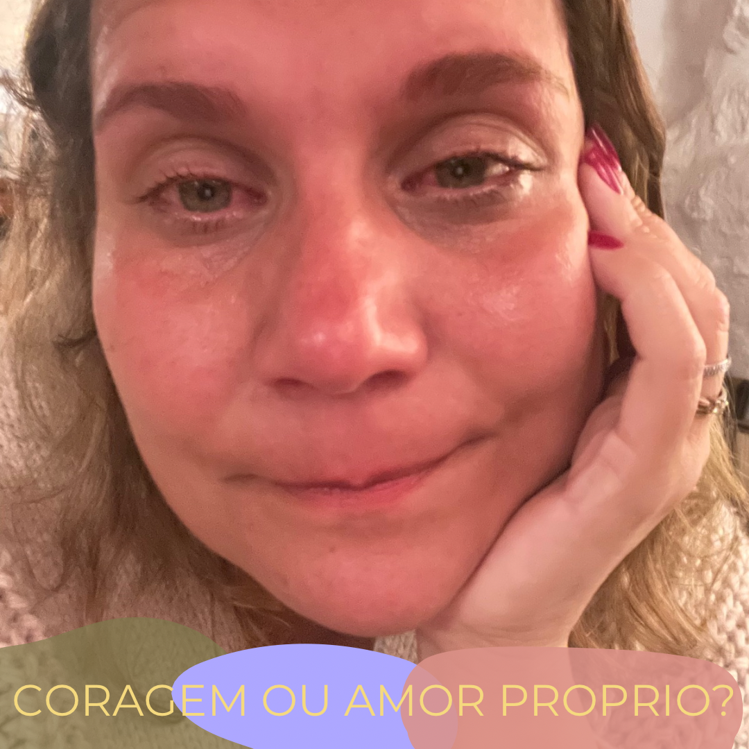 Rosto feminino com expressão neutra e texto 'CORAGEM OU AMOR PRÓPRIO?'