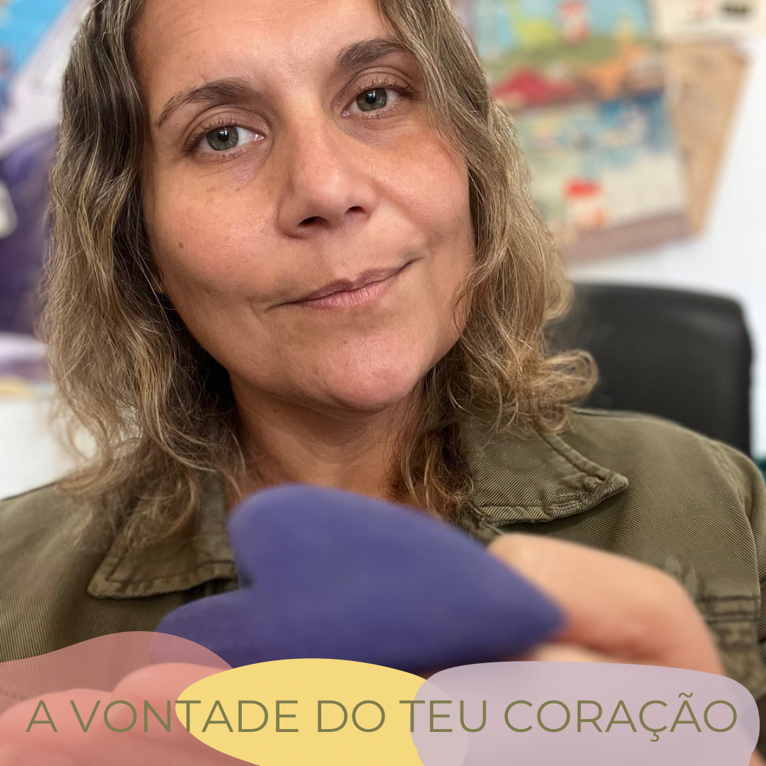 A Vontade do Teu Coração Mulher segurando objeto roxo em forma de coração com texto A VONTADE DO TEU CORAÇÃO