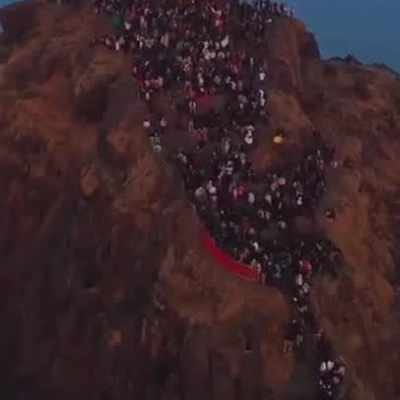 Viagem espiritual com cenas de transporte, subida em montanha, crianças locais e templo antigo
