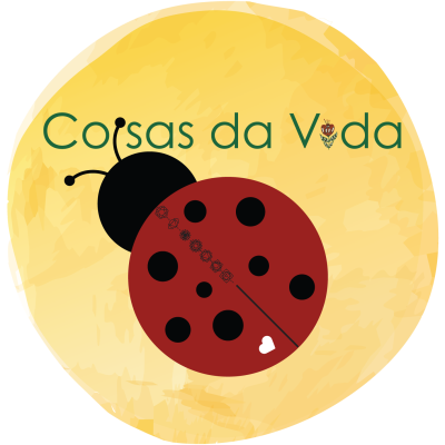 Logótipo amarelo com texto verde e joaninha vermelha preta estilizada