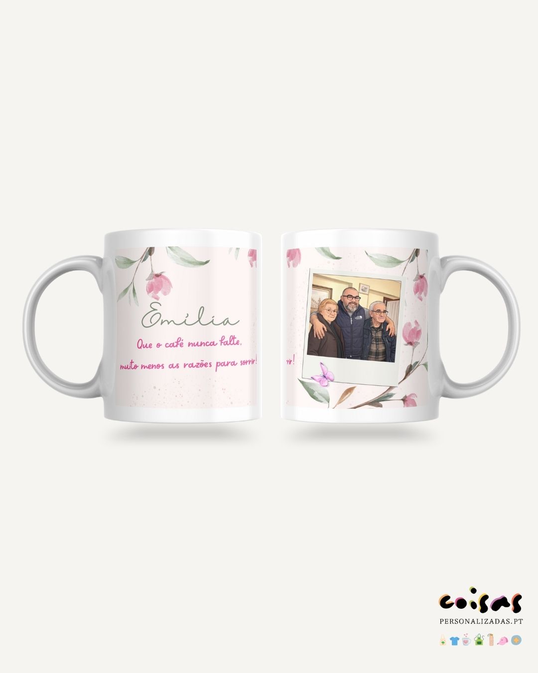 Caneca personalizada branca com flores e fotografia polaroid de três pessoas, e texto em português.