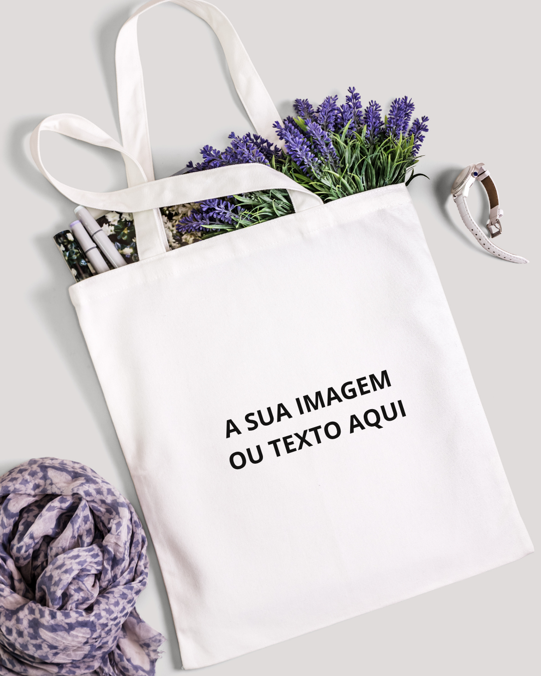 Saco de tecido branco com texto personalizado e flores roxas