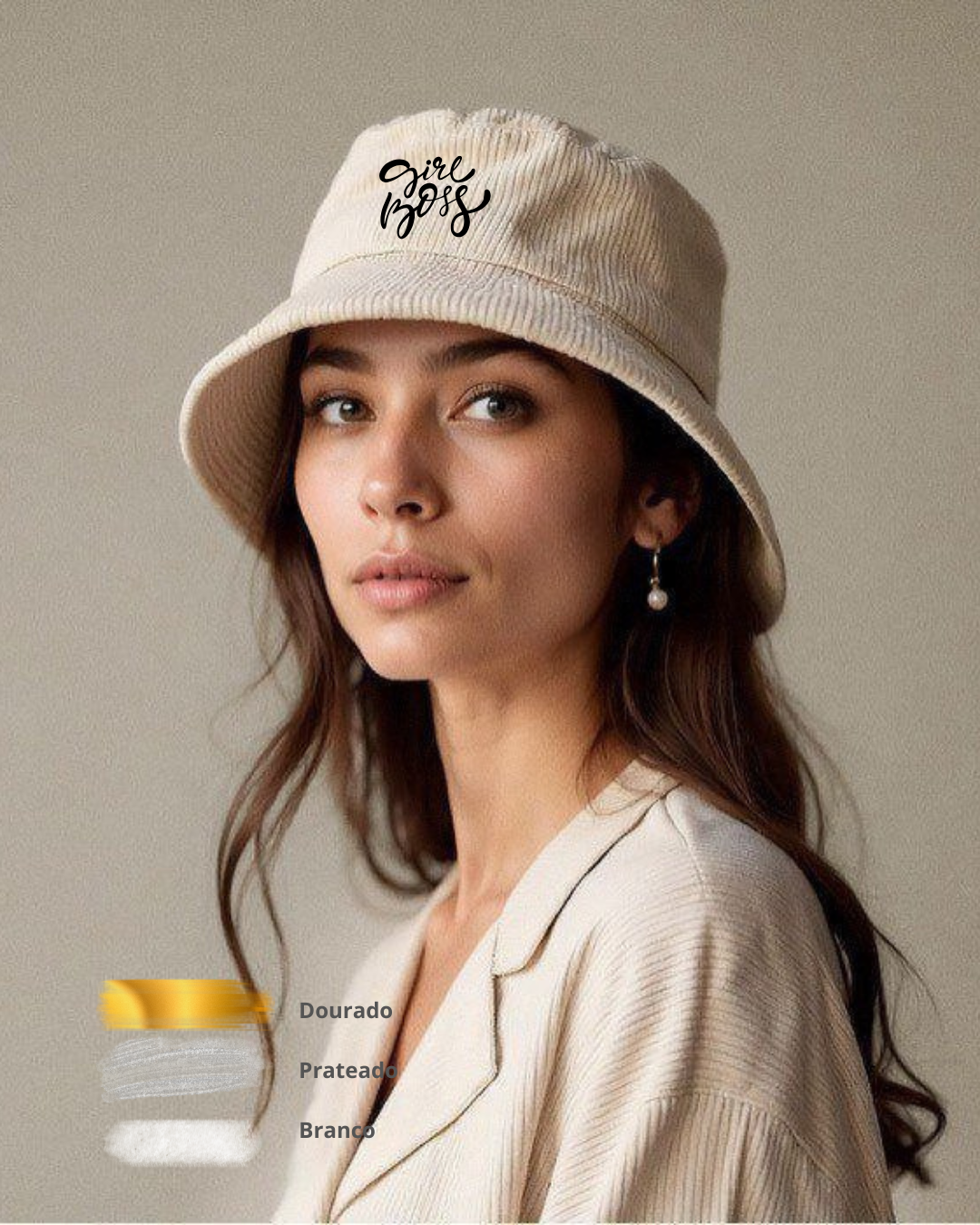 mulher com chapéu bucket bege em veludo cotelê com texto 'Girl Boss'