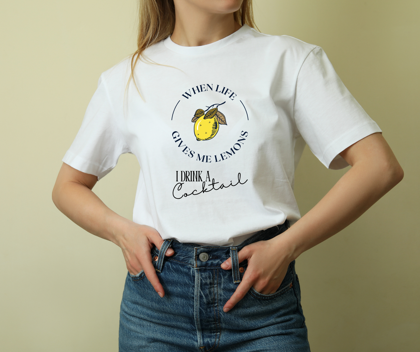 T-shirt branca com estampado de limão e texto em inglês.