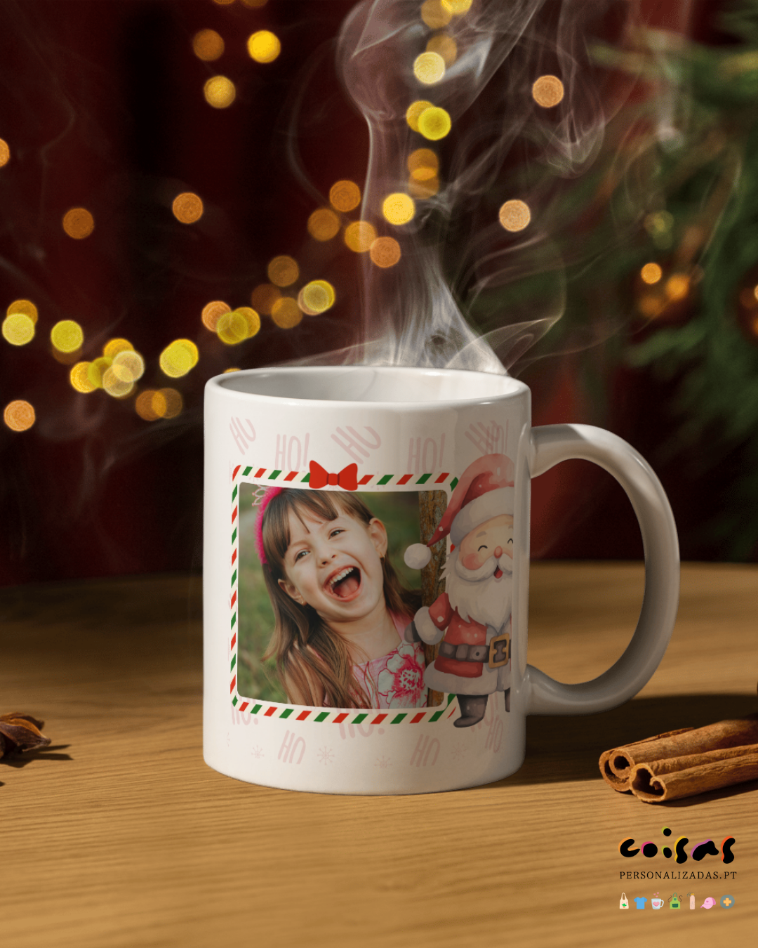 Caneca branca com foto de menina sorridente e decoração natalícia com Pai Natal