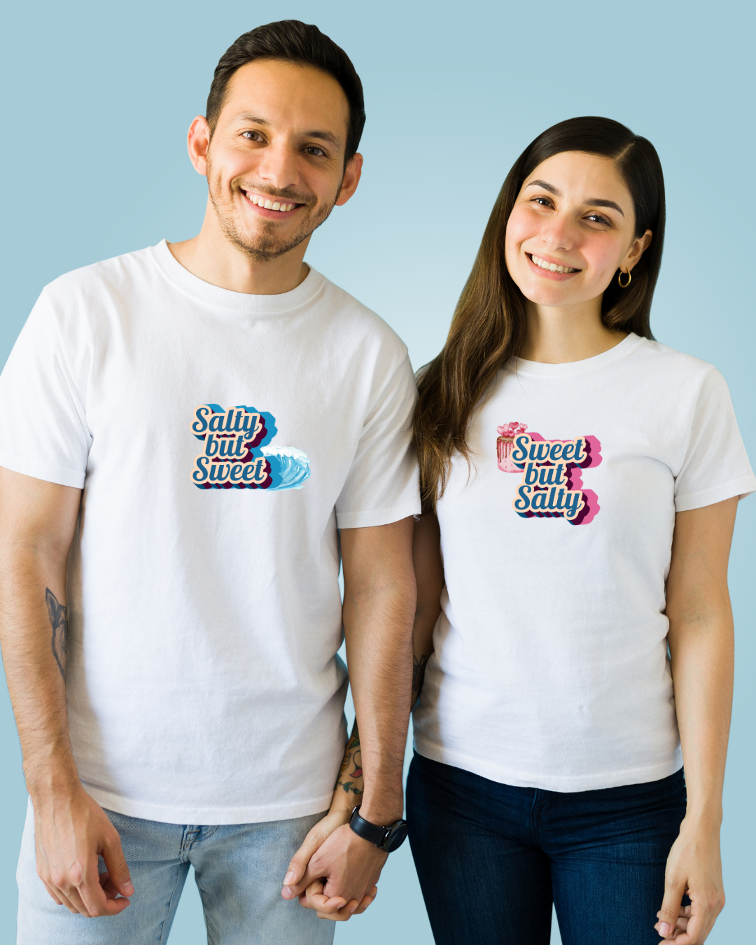 Casal a usar t-shirts brancas com texto colorido estampado
