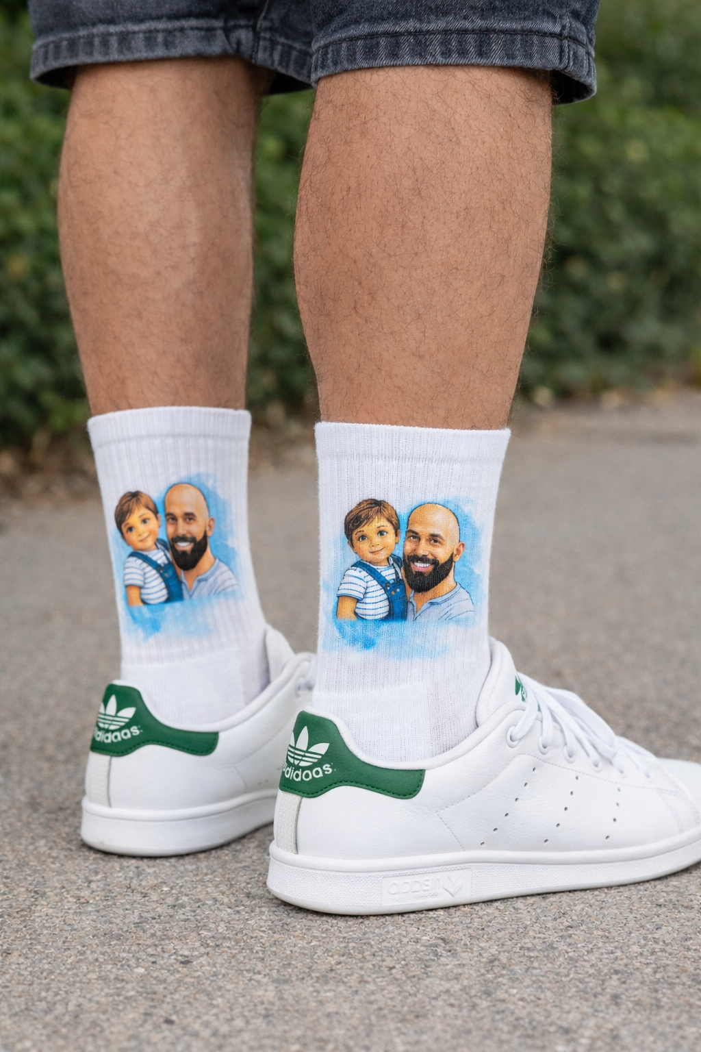 Meias brancas com desenho colorido de pai e filho usadas com ténis Adidas outdoors
