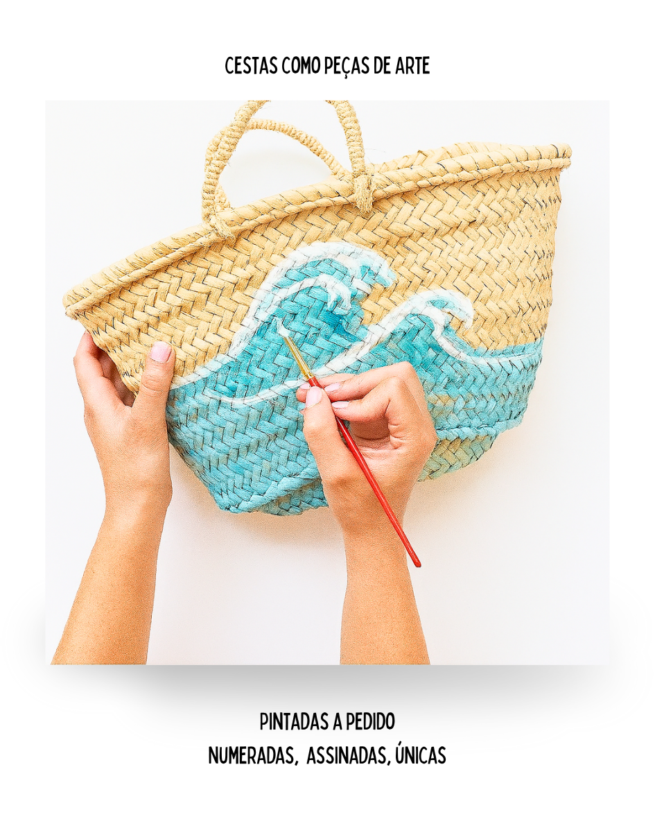 Cesto de palha natural pintado à mão com padrão de ondas azuis