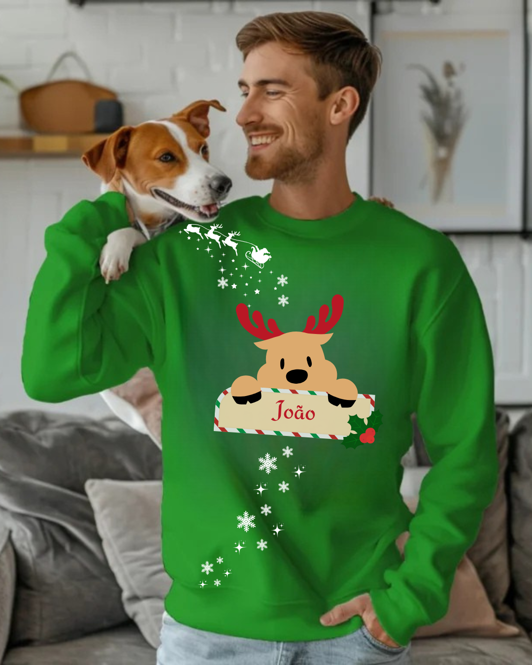 Camisola verde com rena e nome João, homem sorridente com cão na sala