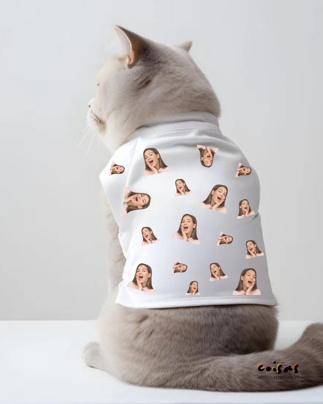 Gato de pelo cinzento com camisola branca estampada com fotos de mulher a expressar surpresa