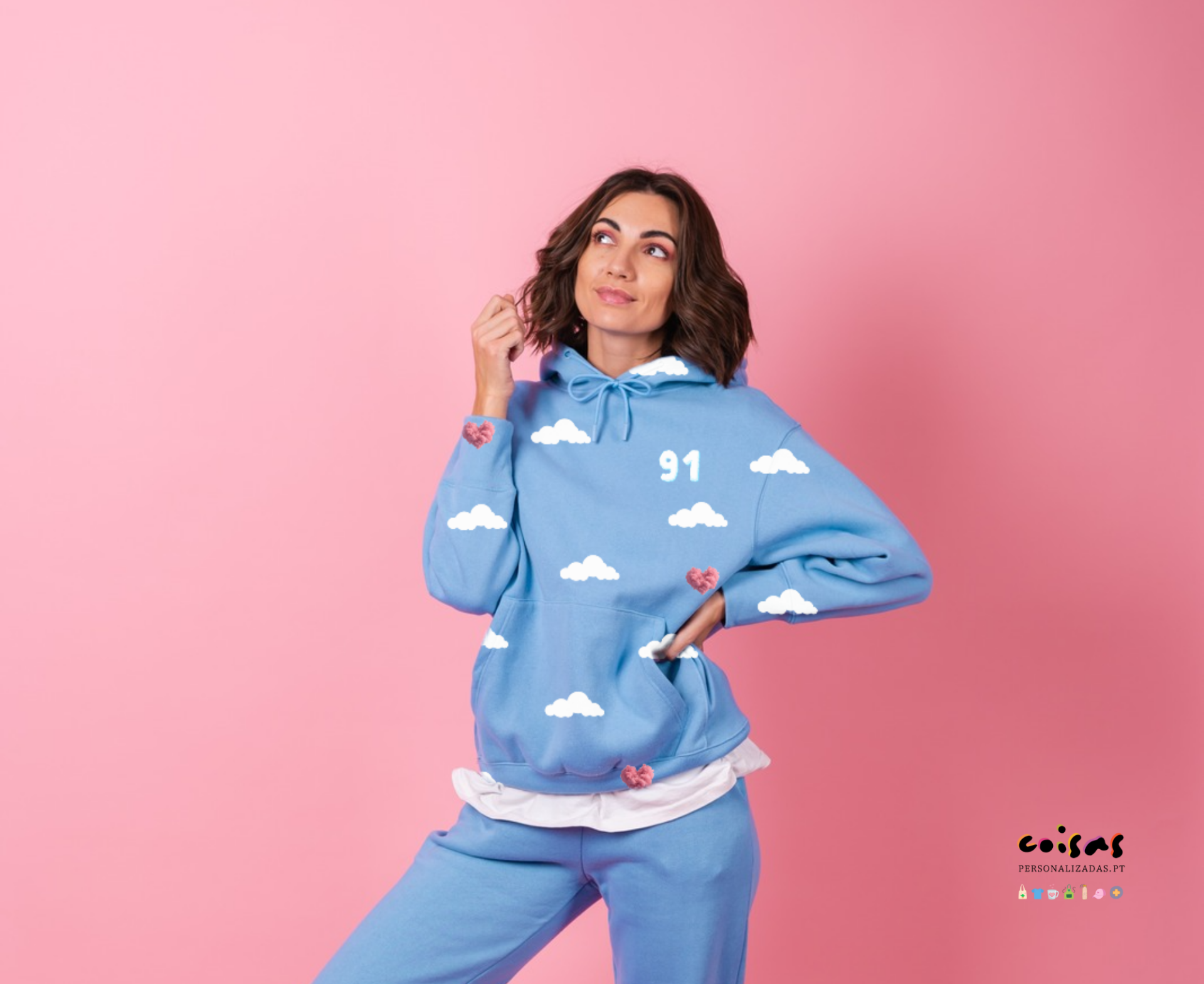 Conjunto azul com capuz decorado com nuvens e número 91
