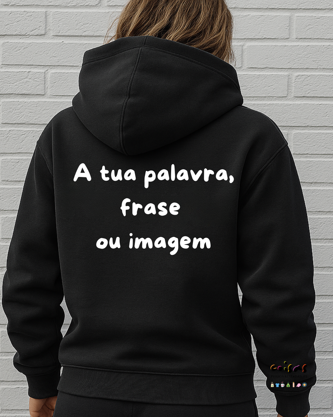 Camisola preta com capuz vista de costas com texto branco