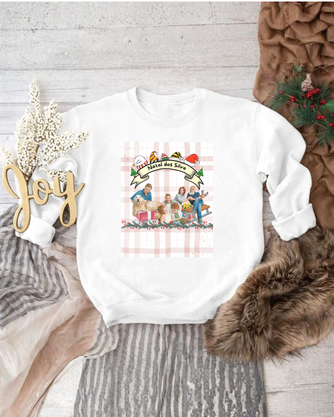 Sweatshirt branca com estampa natalícia e família no centro