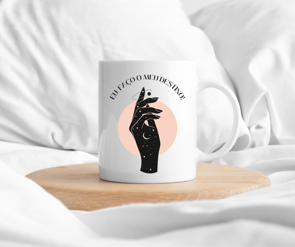 Caneca branca com desenho de mão preta e texto em círculo rosa