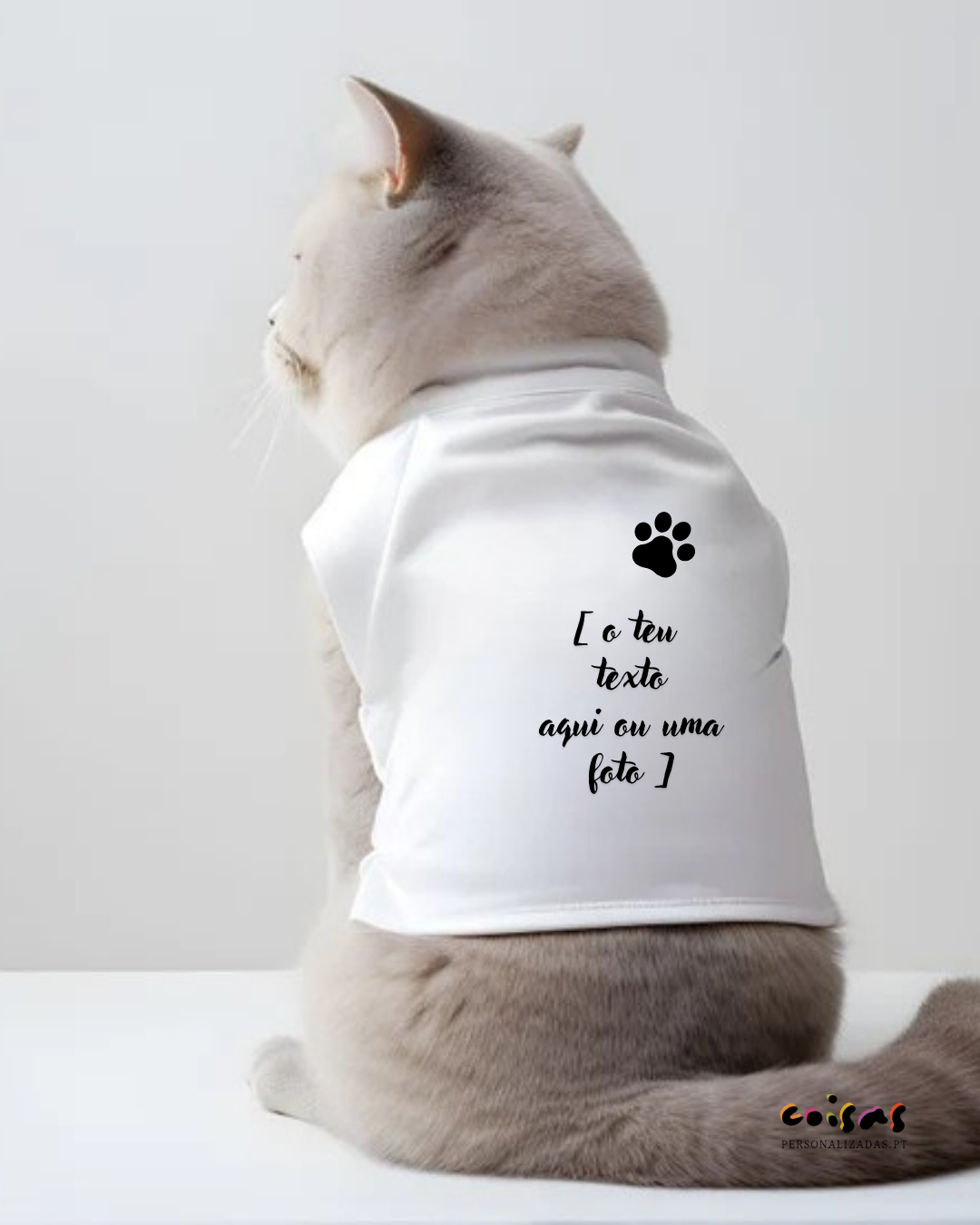 Gato cinzento com t-shirt branca personalizada com texto preto e pata de animal.