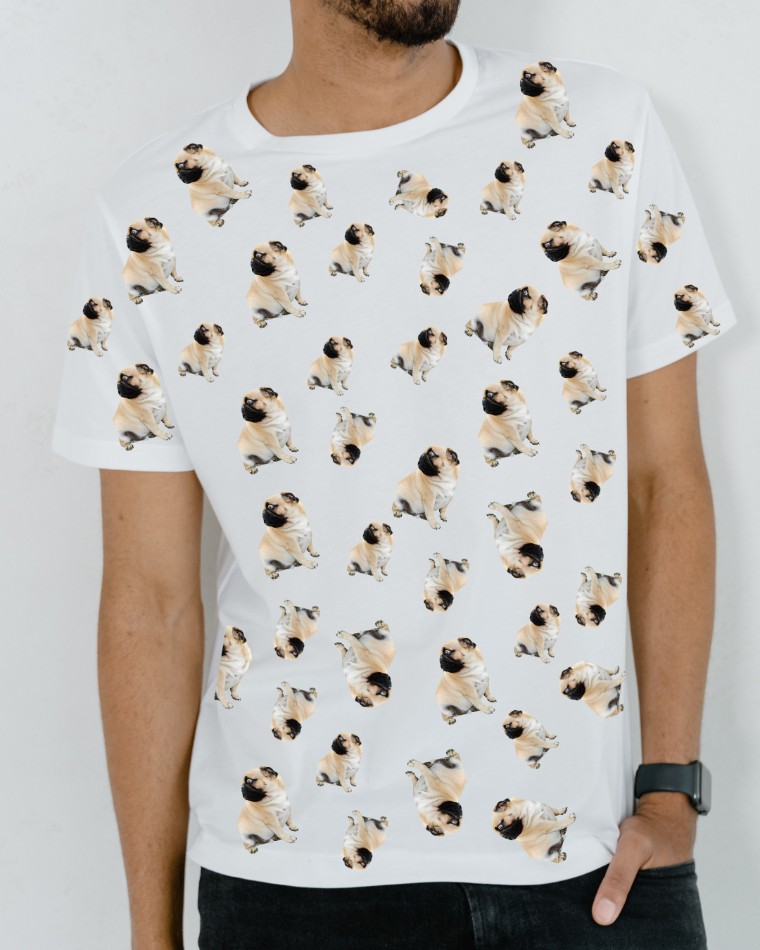 Camiseta branca com padrão de cães Pug em várias posições.