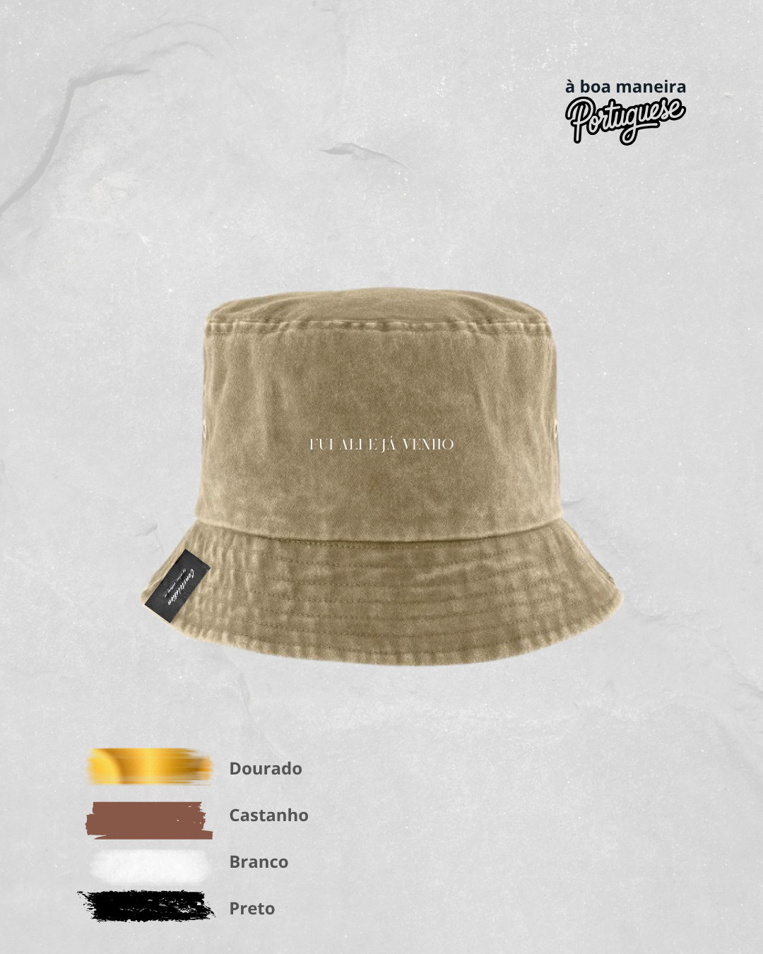 Chapéu bucket dourado com texto e etiqueta em fundo cinzento