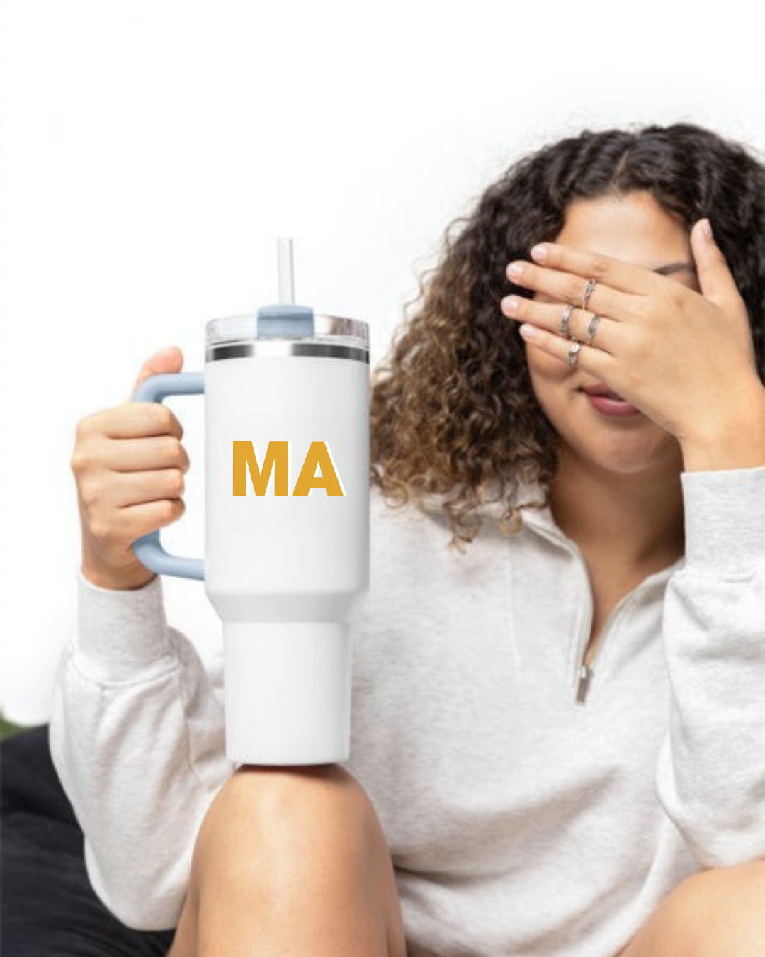 Caneca térmica branca com alça azul e letras MA em amarelo