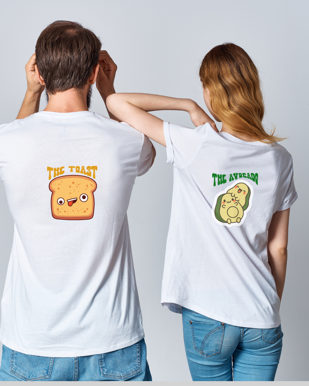 Dois adultos com t-shirts brancas, uma com imagem de tosta e outra com imagem de abacate. 